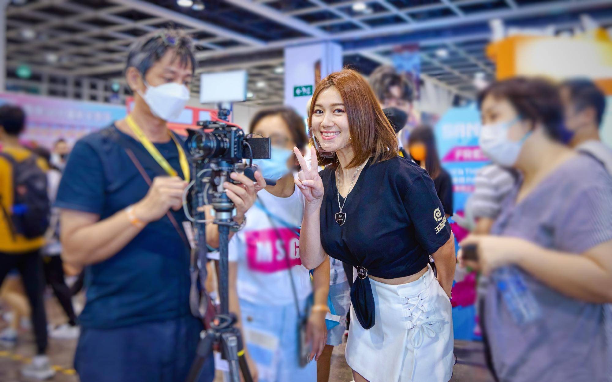 香港女艺人白云隔离期不忘拍写真,穿侧面镂空长裙俯瞰澳门城_照片