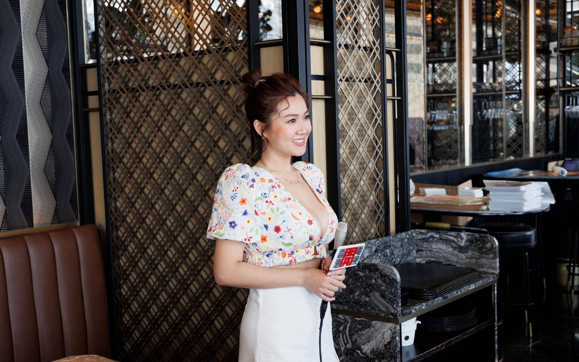 香港女艺人白云隔离期不忘拍写真,穿侧面镂空长裙俯瞰澳门城_照片