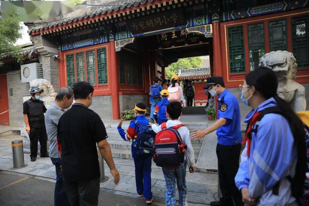 1日清晨,在安定门方家胡同小学校门口,小编看到在老师的引导下,同学们