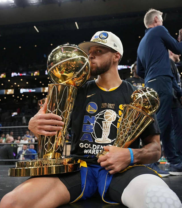 上台领证书,神情小紧张,当初拿fmvp时都没这样过_戴维森_阿库_历史