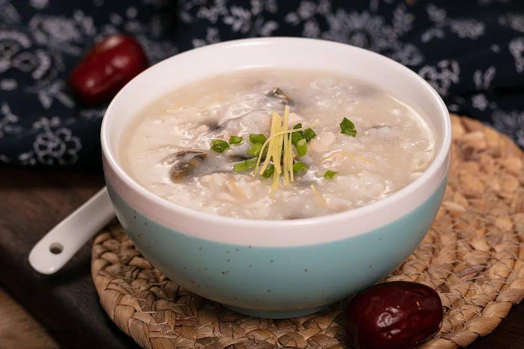 取鸭血100克,鲫鱼100克,粳米100克,一起煮粥喝,可养肝血,还可以辅助调