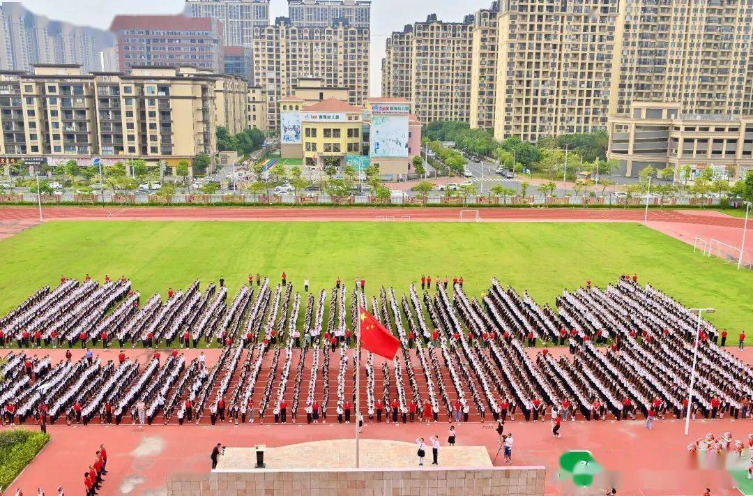 记者在汕头市华侨试验区金湾学校门口看到,学校设置了隔离带,学生们穿