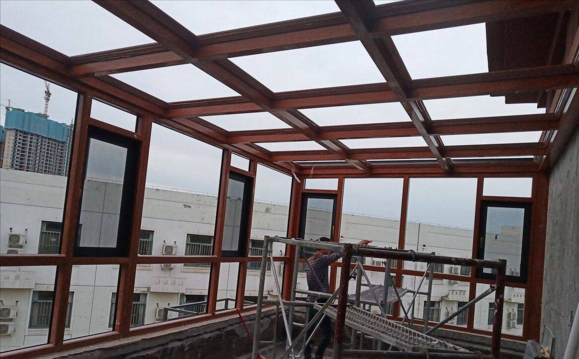 这个问题所说的就是我们安装阳光房周围所采用的材料都是玻璃,这样