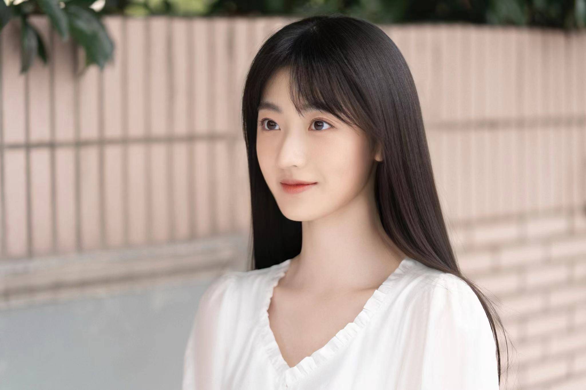 杨雨潼《东八区的先生们》开播 饰演杨沐熙诠释校园青涩初恋_张翰