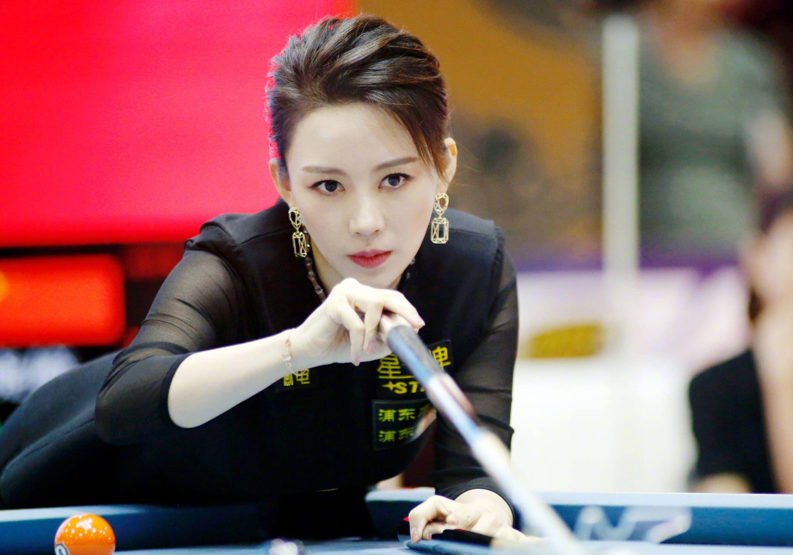 38岁潘晓婷韵味十足,裤袋装有疑似"计生用品"?回应太糟心!