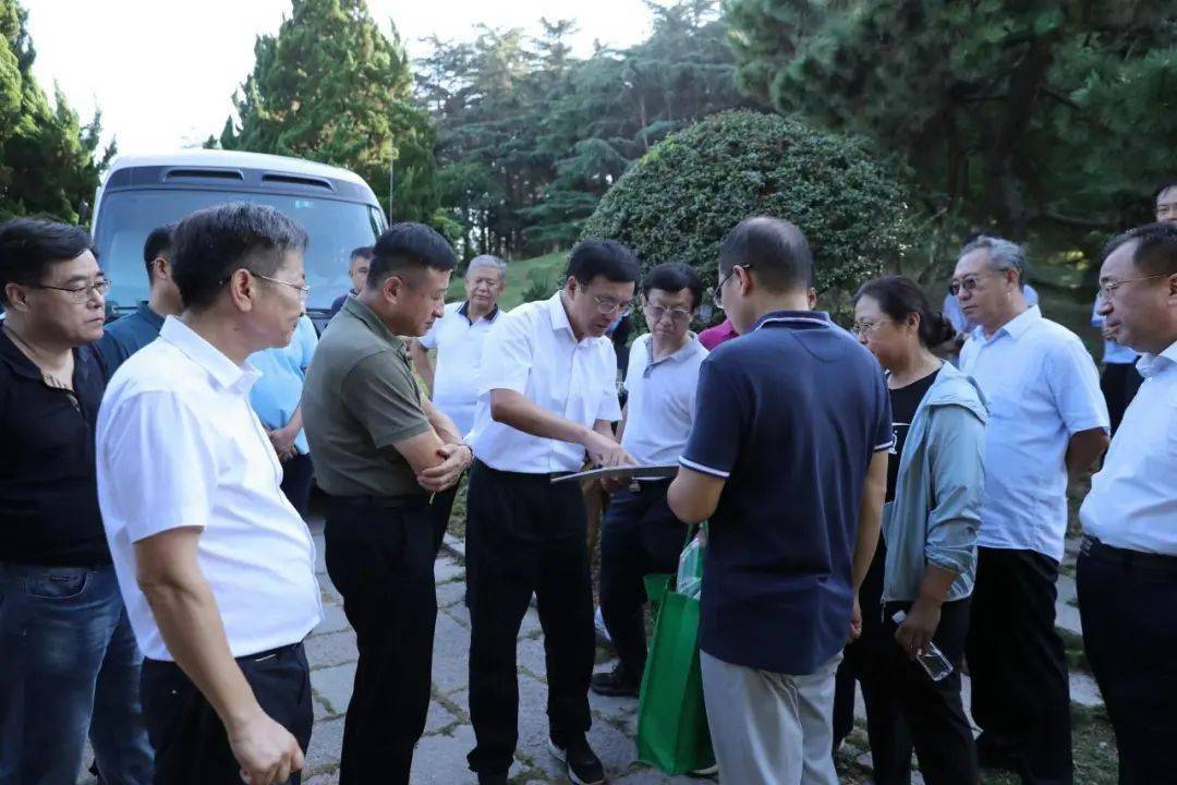 王鲁明带队视察太平山,浮山保护提升和绿道建设情况_公园_青岛市_城市
