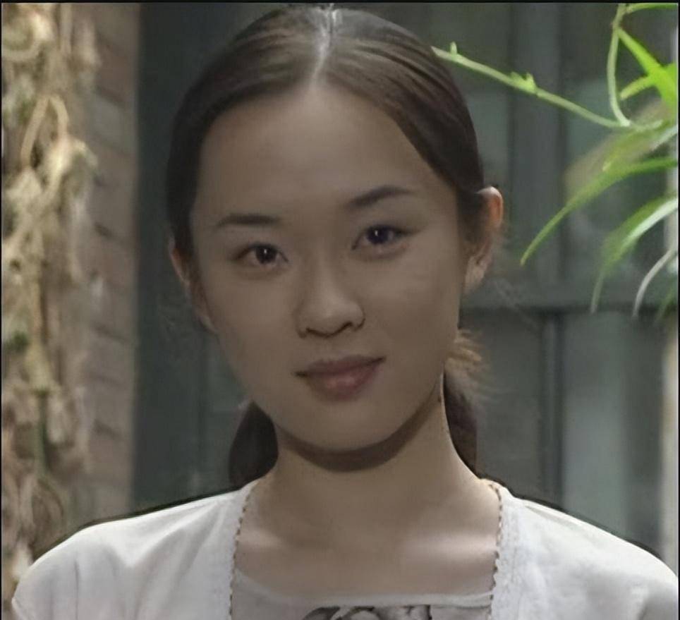 1998年,霍思燕和潘粤明合作电视剧《贫嘴张大民的幸福生活》,在其中
