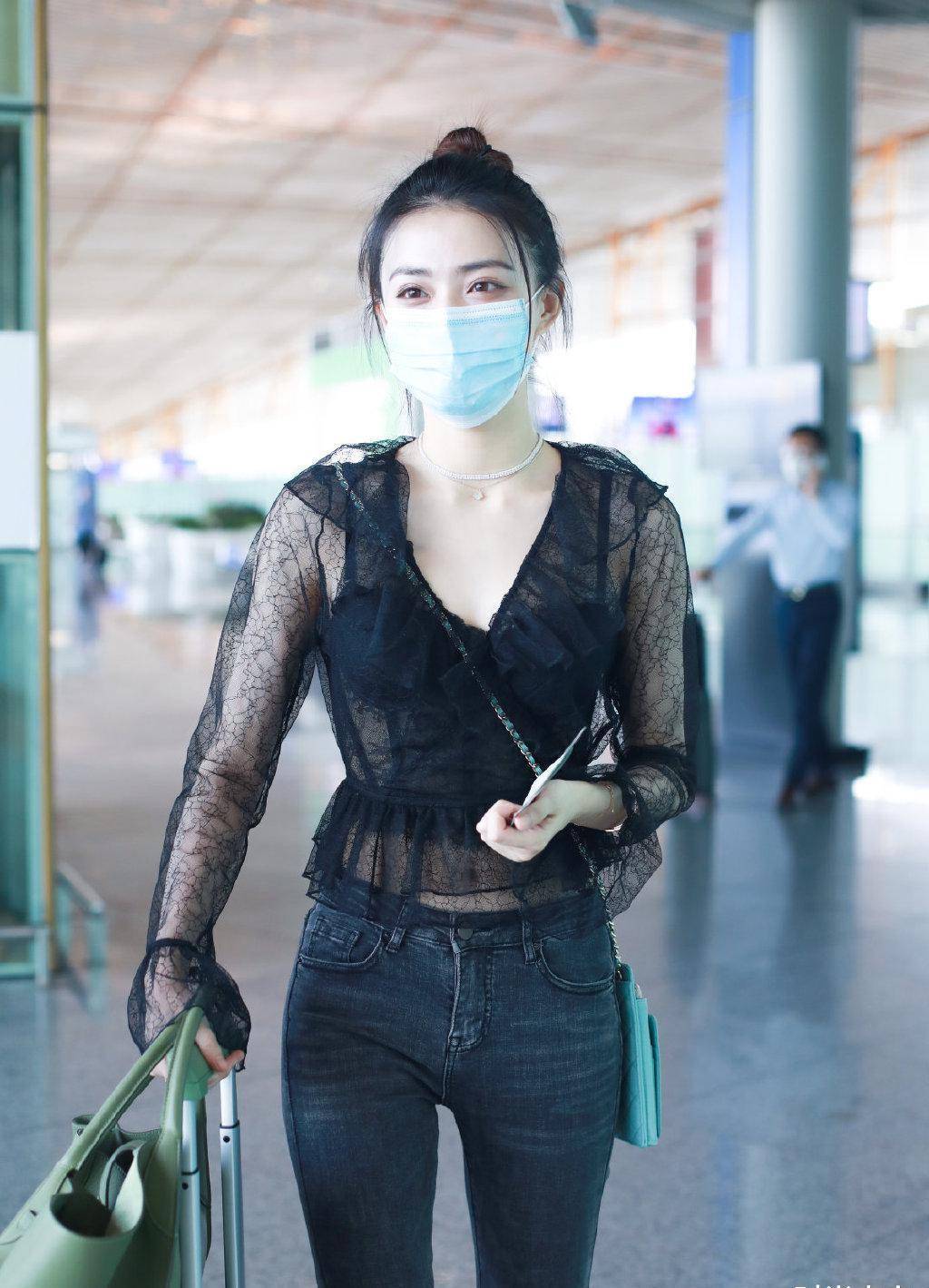 徐璐分手后现身,穿紧身裤提"原谅色"包包,双腿细成视线焦点_时尚