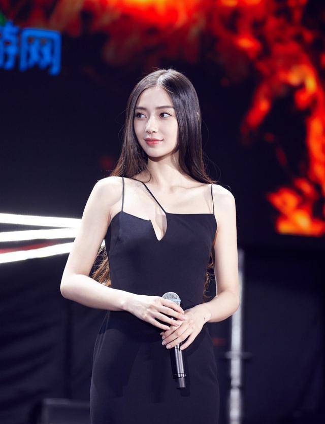 杨颖穿黑色吊带裙出席某活动现场,高挑的身材引人羡慕_观众_成功_角色