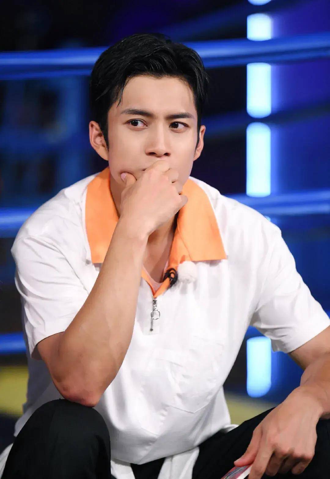 明明身高一米八,韩东君愣是把自己拍成一米七,还好有颜值硬撑_蓝色