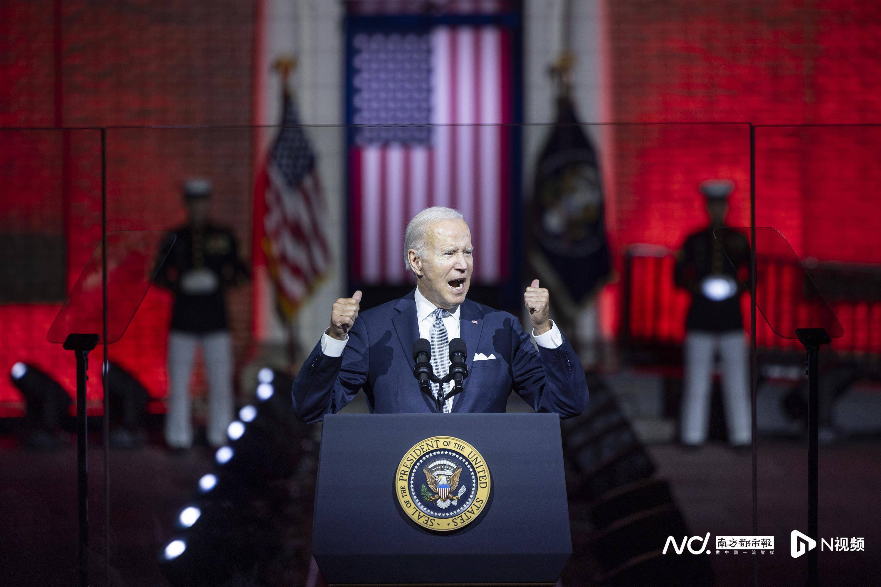 拜登发表演讲抨击极端主义危害美国突现"意外",被脏话打断_南都_综合