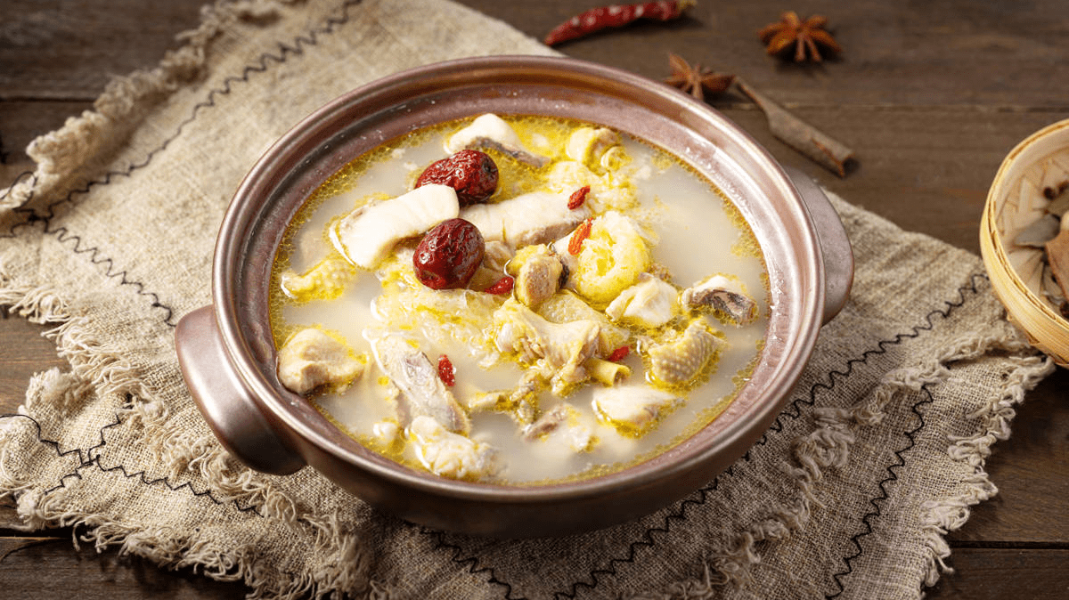 土鸡炖鲟鱼,这一款鸡汤不仅仅只有鸡,还搭配了营养价值丰富的人工养殖