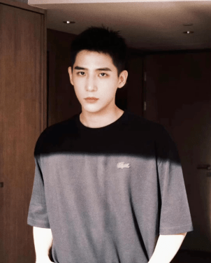 王安宇毕业于中国传媒大学,长相阳光帅气,一出现在镜头前就可以吸引一