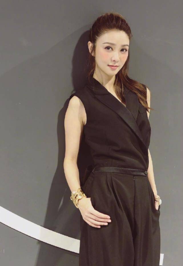 "香港甜心"薛凯琪,39岁仍洋溢少女感,穿搭显时髦气质_时尚_身材_造型