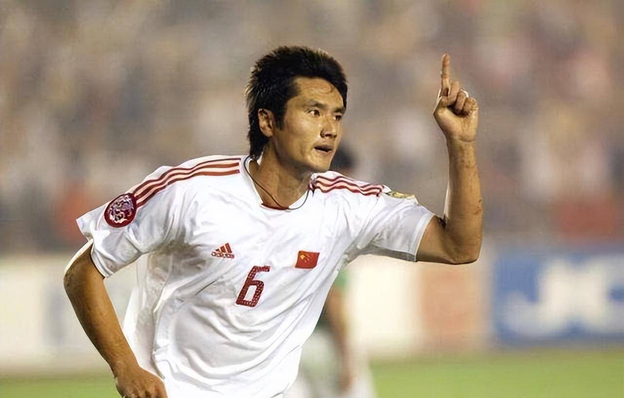 顺便说一句,邵佳一是2002年韩日世界杯大名单中的一员.