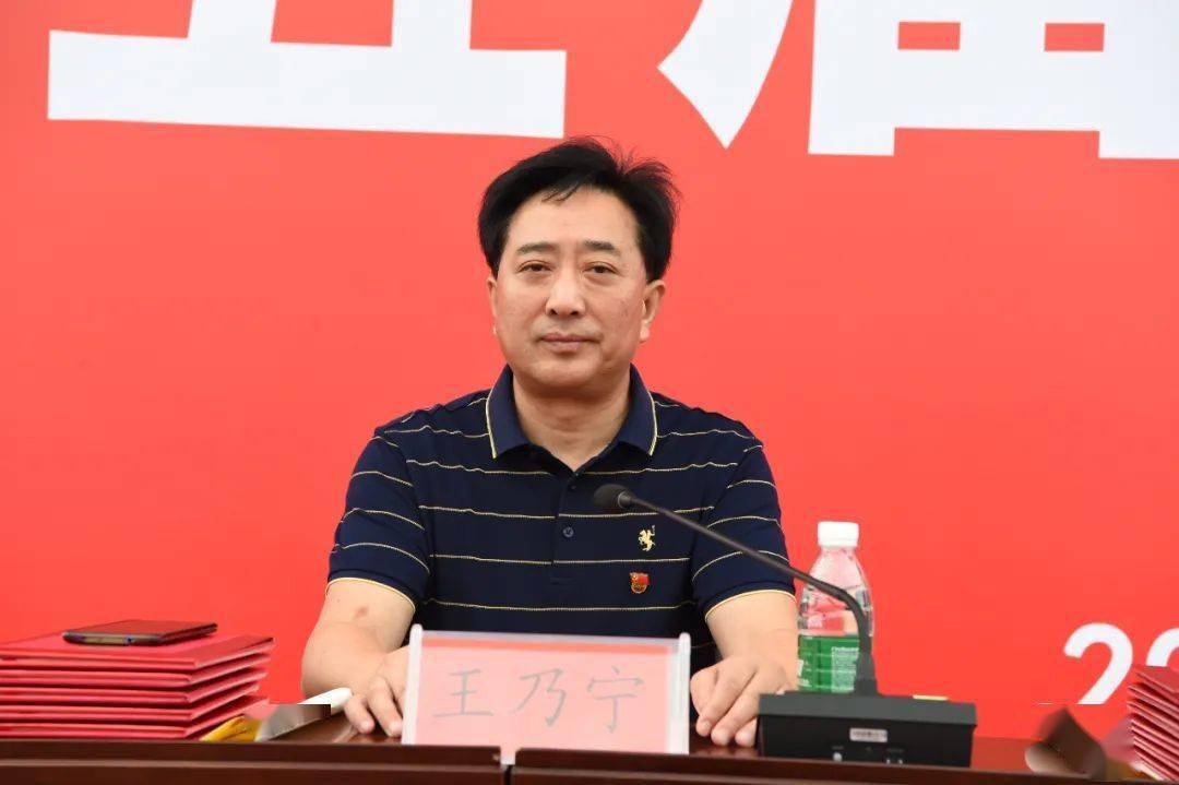 王乃宁宣读本届军训团的各类表彰决定,各位领导给获奖集体与个人颁发