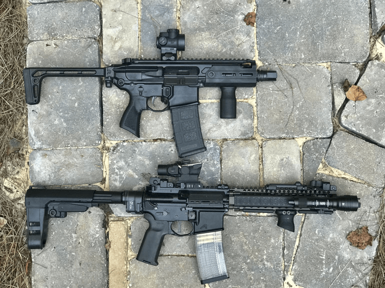 枪整体非常小,下面分别是mcx短管步枪,mp5sd,mp5k,mcx响尾蛇,可以看到