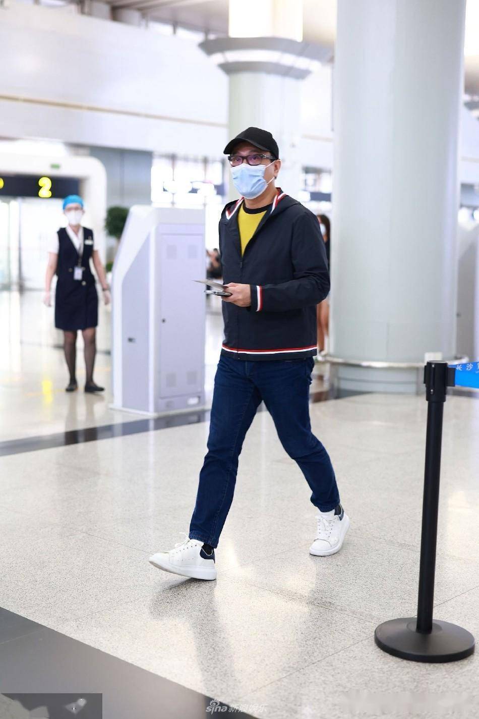 张信哲戴棒球帽现身长沙机场 手拿机票身旁不见工作人员_黄花机场