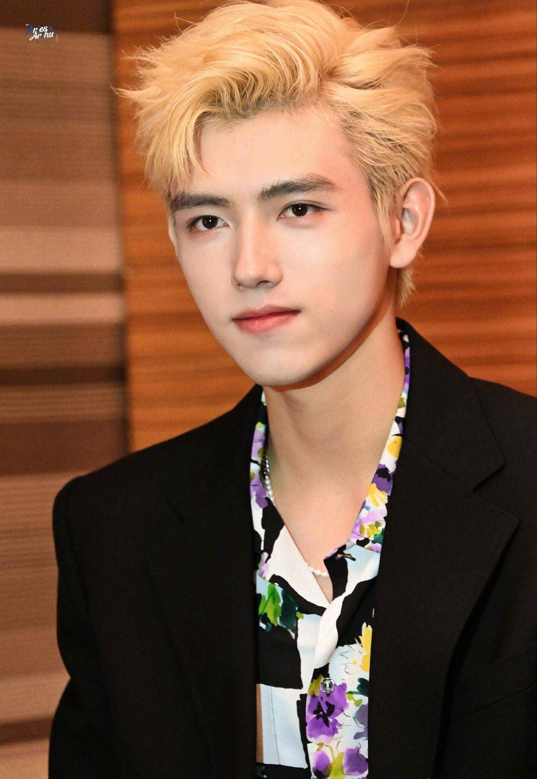 星二代陈飞宇晒健身照,八块腹肌好明显,迷人魅力藏不住_线条_金发