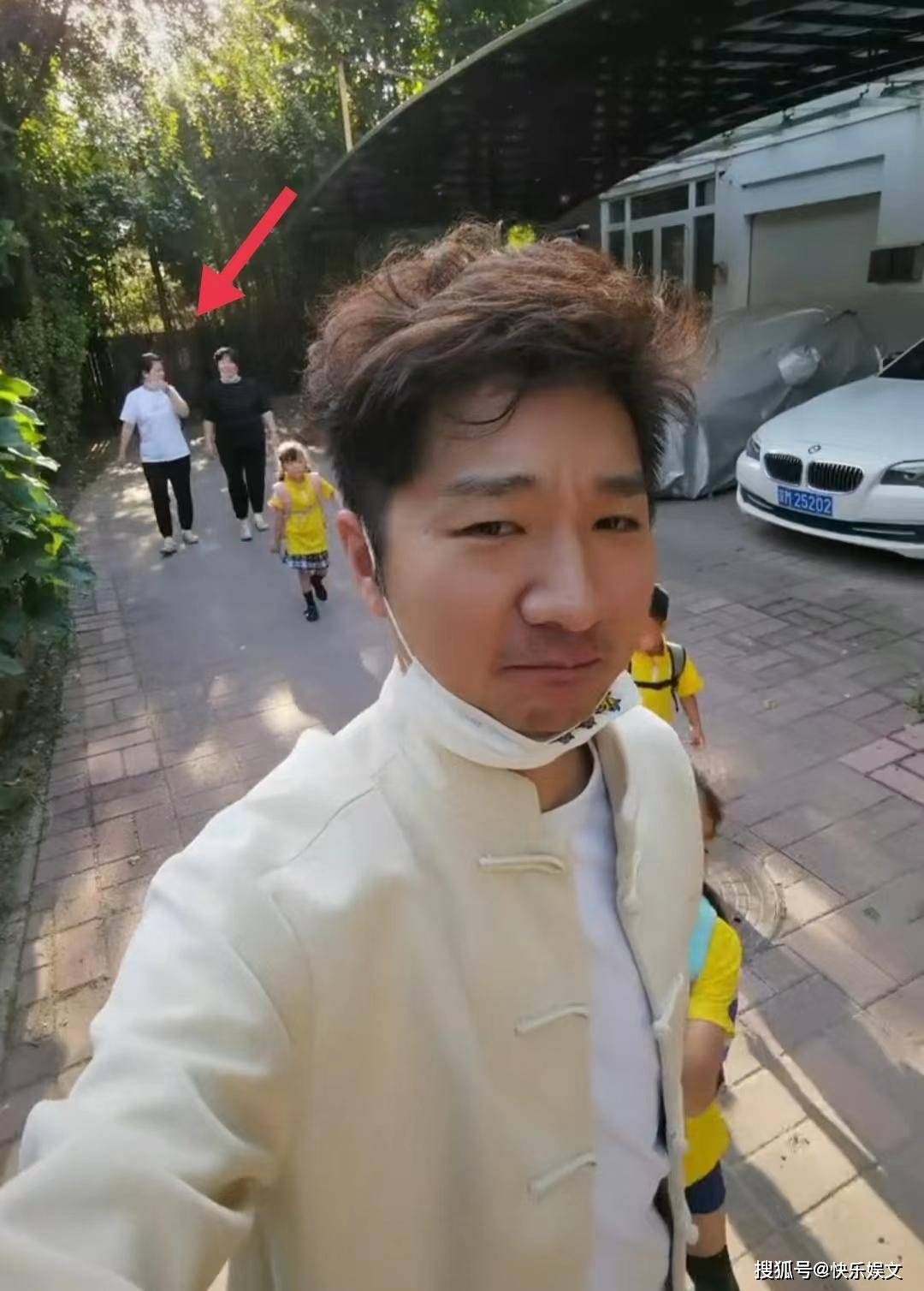 仰天大笑显喜悦,2保姆护航学费超百万_陈大愚_陈强_一家人