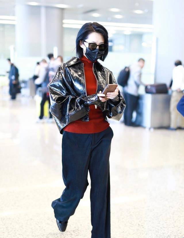 许晴这身皮衣夹克穿搭,硬是把大长腿穿成小个子,审美反人类_黑色_颜色