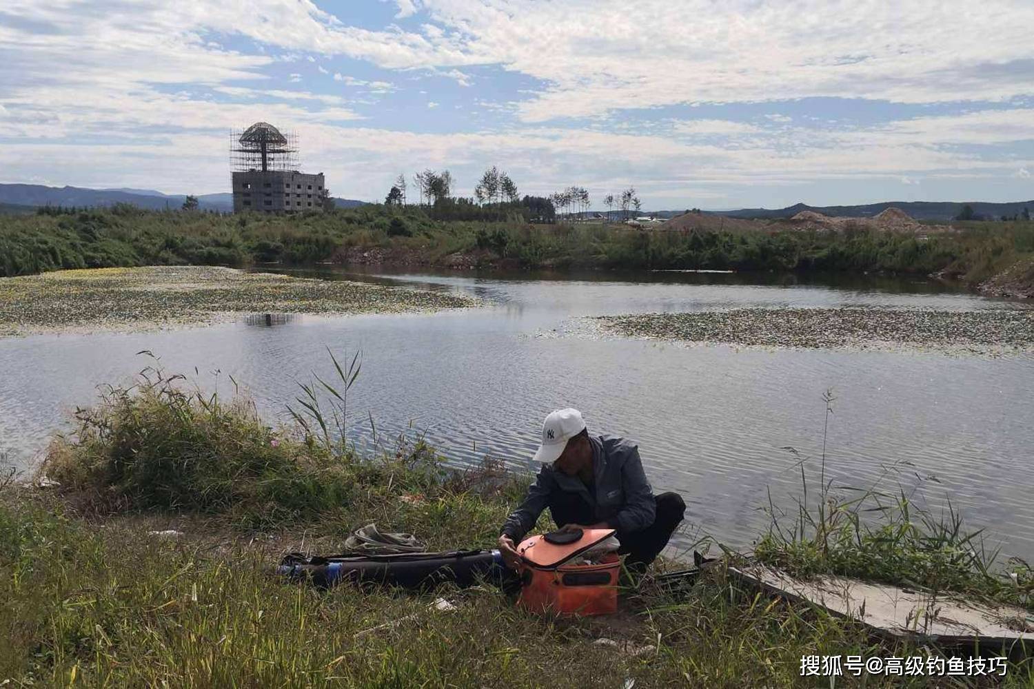 秋天時在沙坑釣鯽魚,應該主釣淺水區或者深淺交界處.