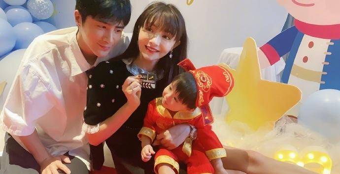 麦迪娜晒儿子正脸照,姜丹尼尔的小嘴太像妈妈了,一家人颜值超高_姜潮