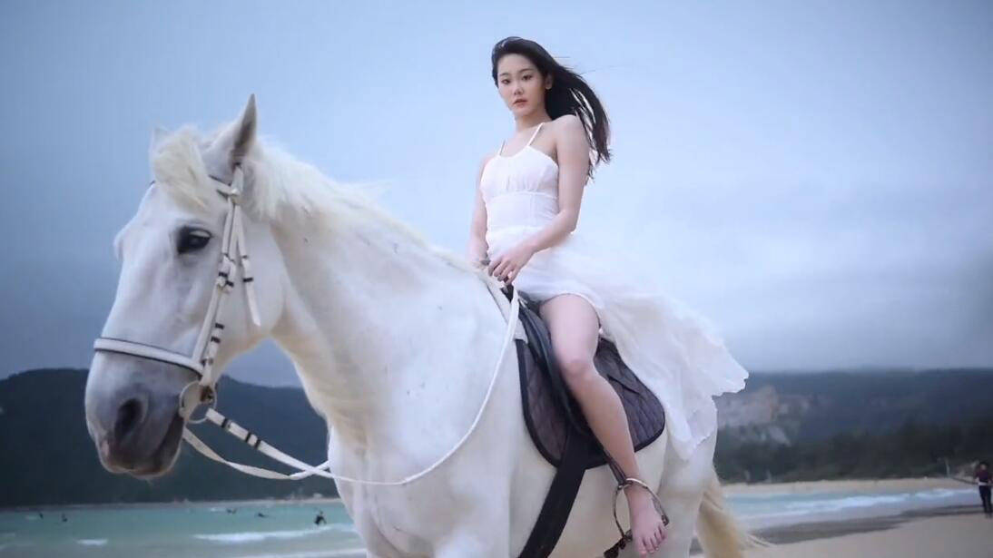 赤脚穿吊带长裙骑马,打扮清凉身材比姐姐好_苗苗_时尚_女性