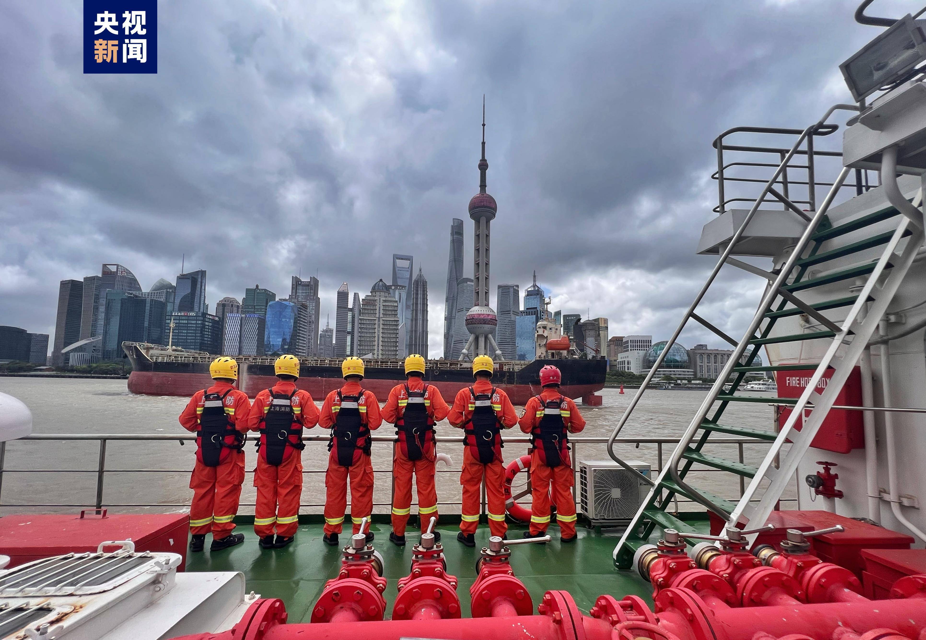 台风“轩岚诺”来袭 上海部分公园、景区临时关闭 消防部门24小时备勤
