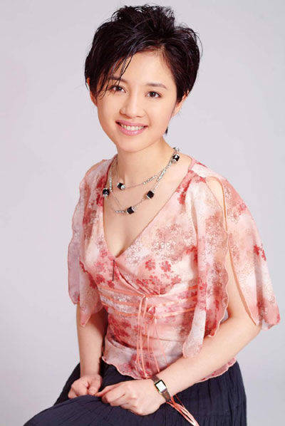 许戈辉是一名主持人.人长得非常好看,很有女人味.