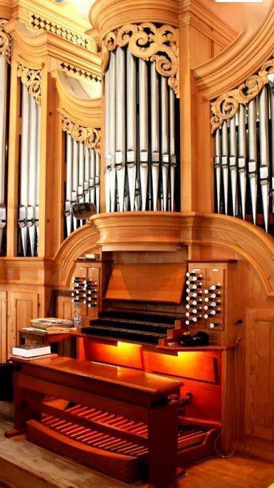 管风琴,气鸣式键盘乐器,是流传于欧洲的大型键盘乐器,由音管,音栓