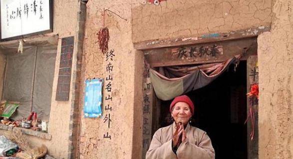 终南山上的女隐士，85岁还可以连续打坐上百天，自称在与佛祖沟通