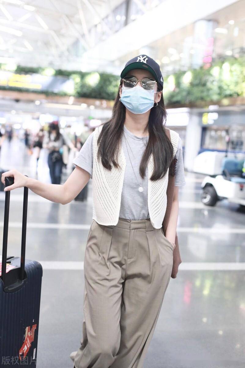 街拍:吕一灰色内搭 米色针织马甲 休闲鞋率性优雅_长裤_机场_北京