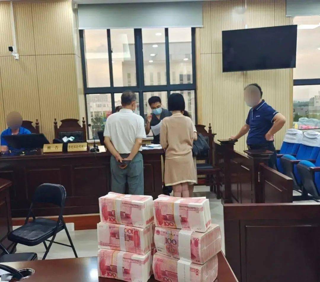 "法官好,我来还钱了,这是50万元现金……"8月30日下午5时,男子陈某拎