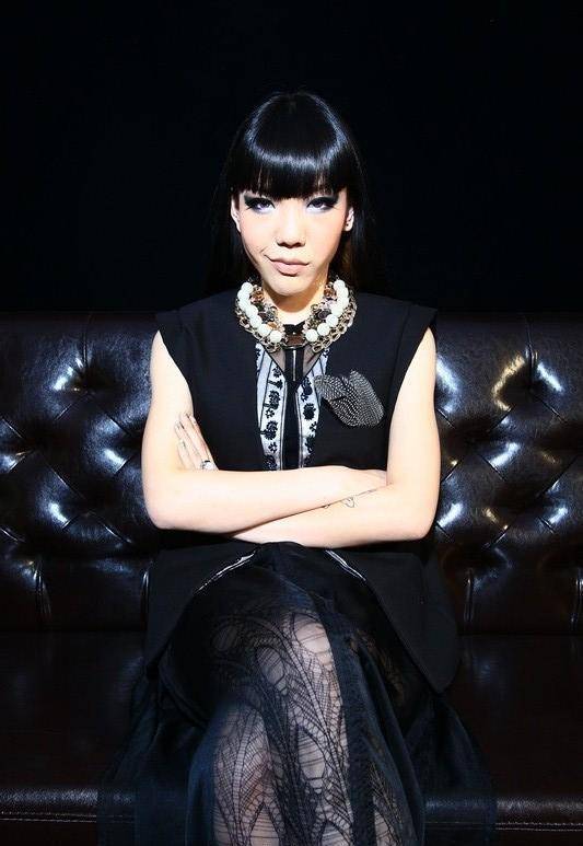 吴父的心愿是女儿继承她的老本行,又或许是成为当地小有名气的女歌手