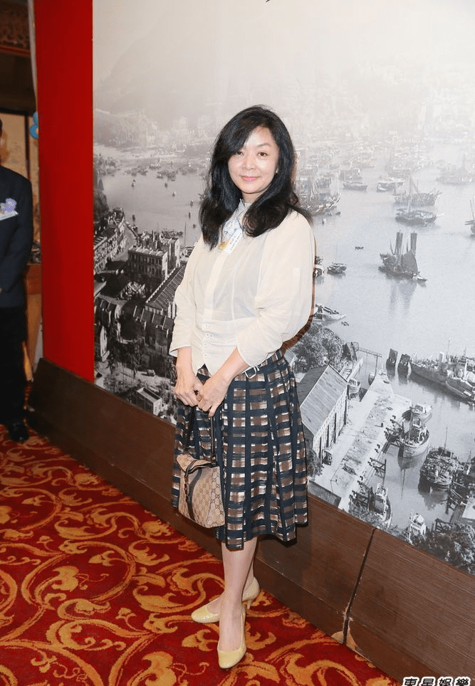 陈玉莲素颜老气,却把小十岁的李嘉欣踩成村姑,气质不是一级别!