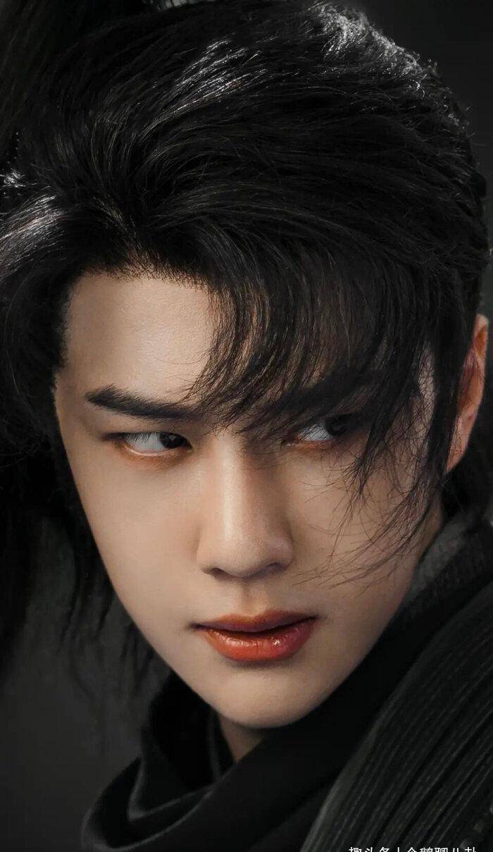 有翡王一博定妆照花絮:穿大裤衩玩滑板,在颖宝面前炫技_谢允和_片场