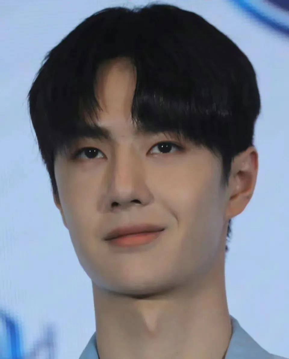 1997年出生的王一博,不过才25岁,还很年轻,居然就走上了发腮的道路.