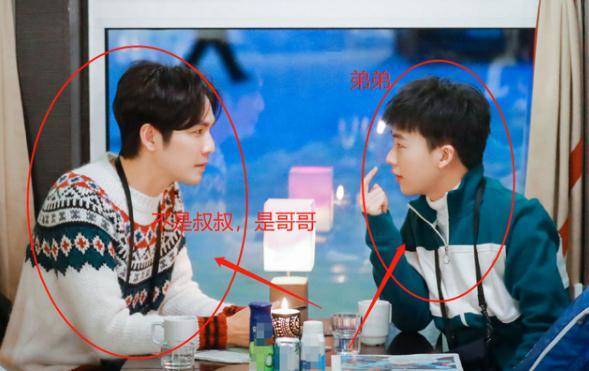 钟汉良穿搭时尚,录节目跟郭麒麟同坐,看到效果确定相差22岁?