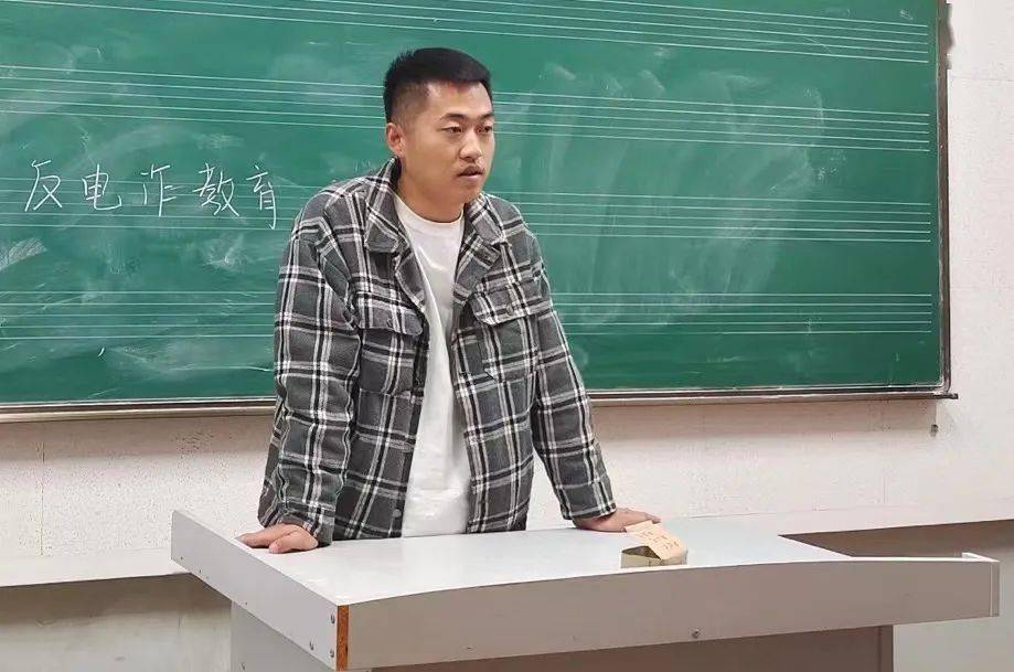 音樂學院 李佔雙個人簡介李佔雙,中共黨員,畢業於大連藝術學院.