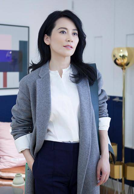 俞飞鸿罕曝近况,穿短裙露出纤纤玉腿,曾不忠诚传闻几十年_女神_男朋友