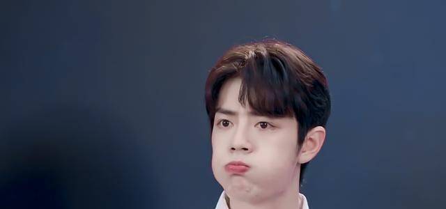 但是,当我们看到肖战的嘟嘴,鼓起嘴巴和拿着小风扇吹风等细节的时候