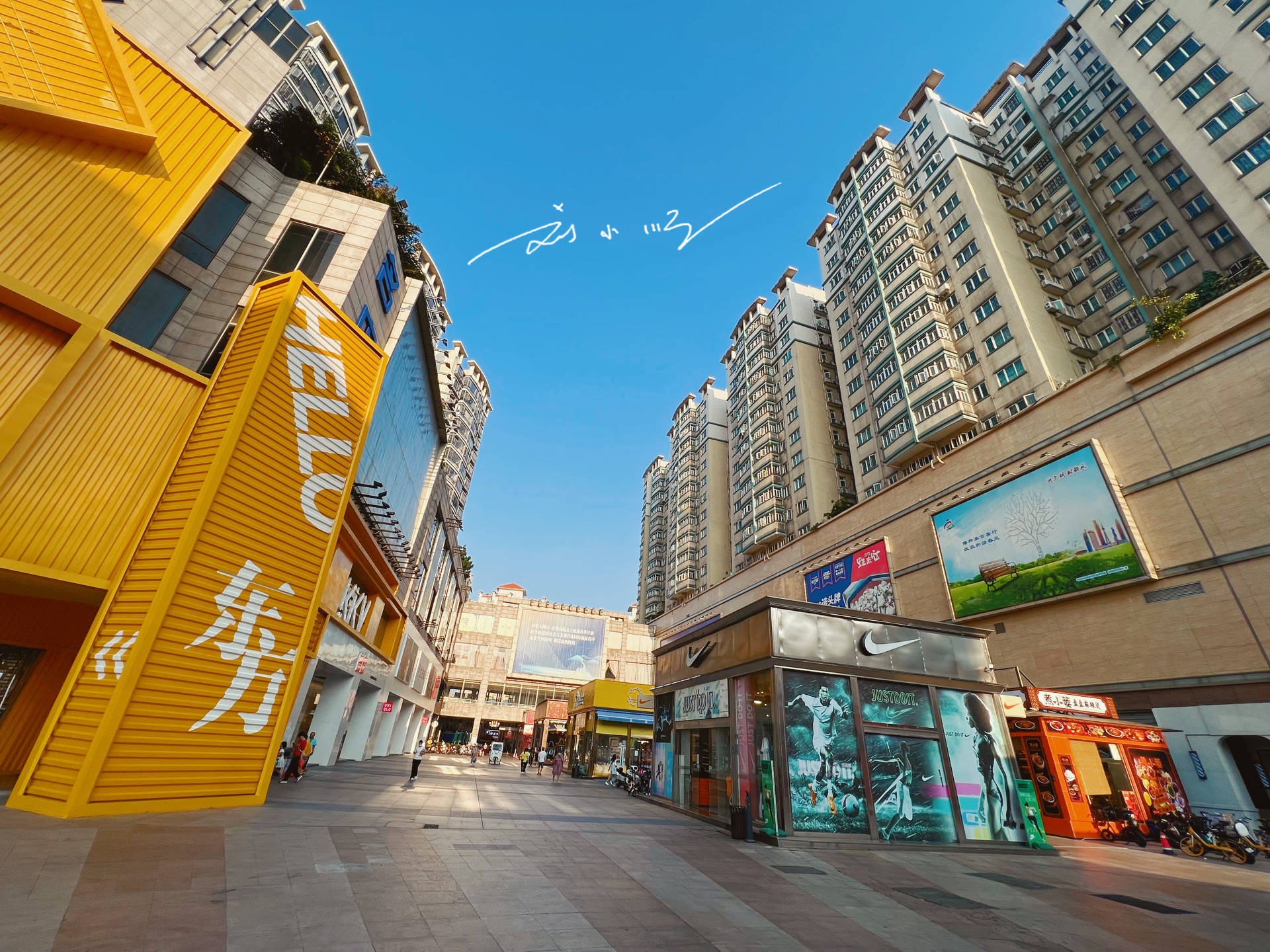 广东省佛山市有一家老牌商场，距离地铁站很远，却一直人气很旺