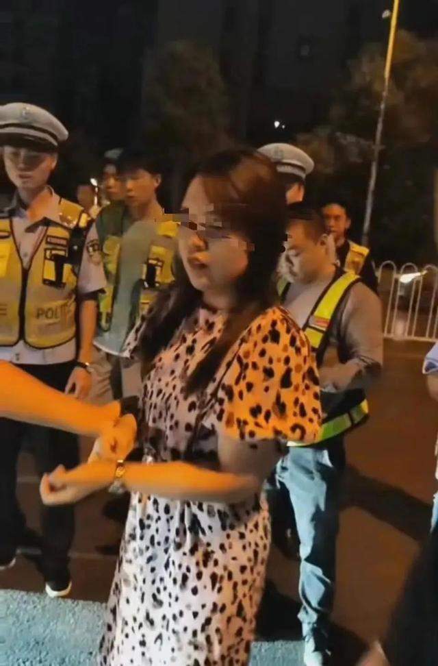 宝马女司机醉驾撞人，拖行一公里：我怒了，不是因为仇富警方通报女司机撞人拖行：系醉驾男子被后车撞倒 起身发现司机是女友高跟鞋 7629