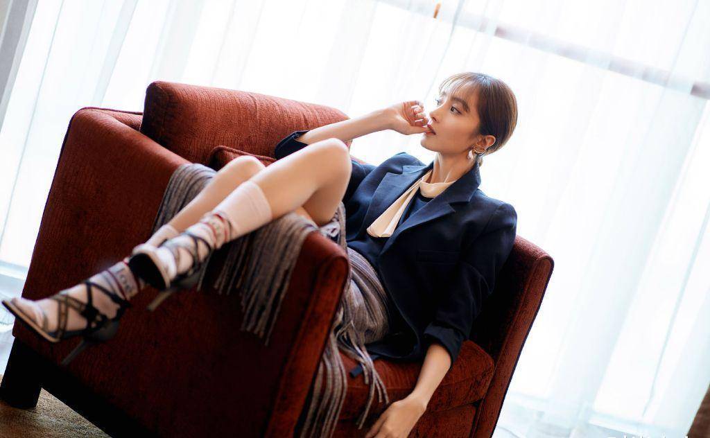 今穿西装玩下衣失踪,个性又高调_胡冰卿_流苏_时尚