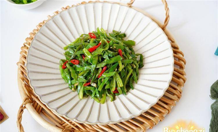 四【辣椒炒梅豆絲】食材:梅豆,辣椒調料:鹽,植物油,蒜,小米椒,生抽