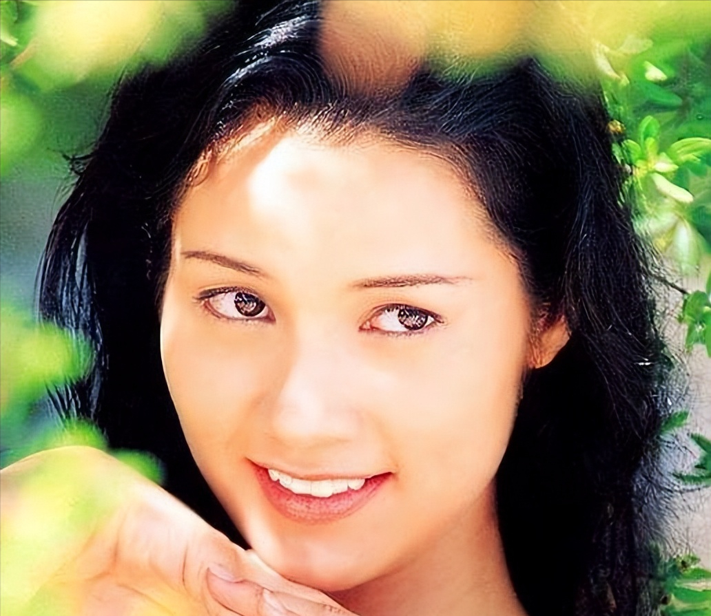 艳星—郑艳丽1972年出生于香港郑艳丽是中,法,越三国混血儿,混血儿的