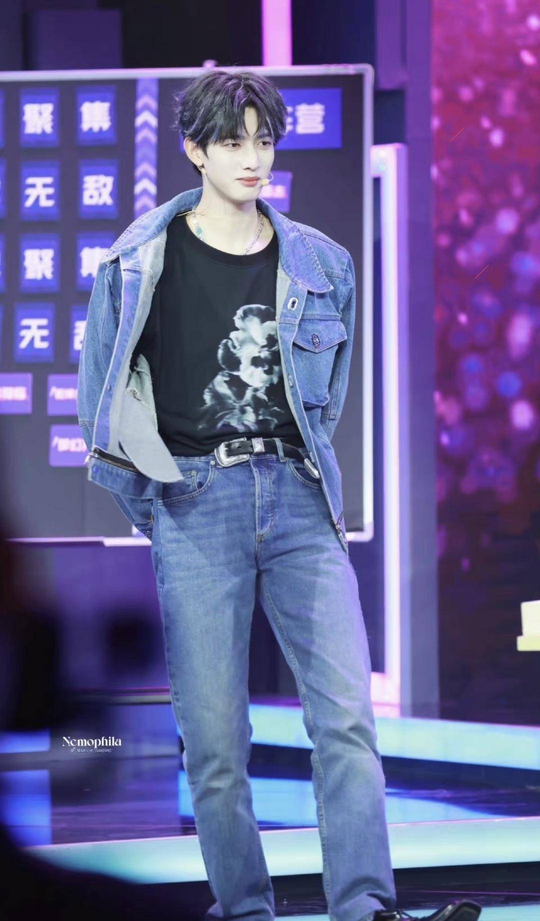 帅气体育生甘望星跑的好快,粉色t恤配运动裤的男孩