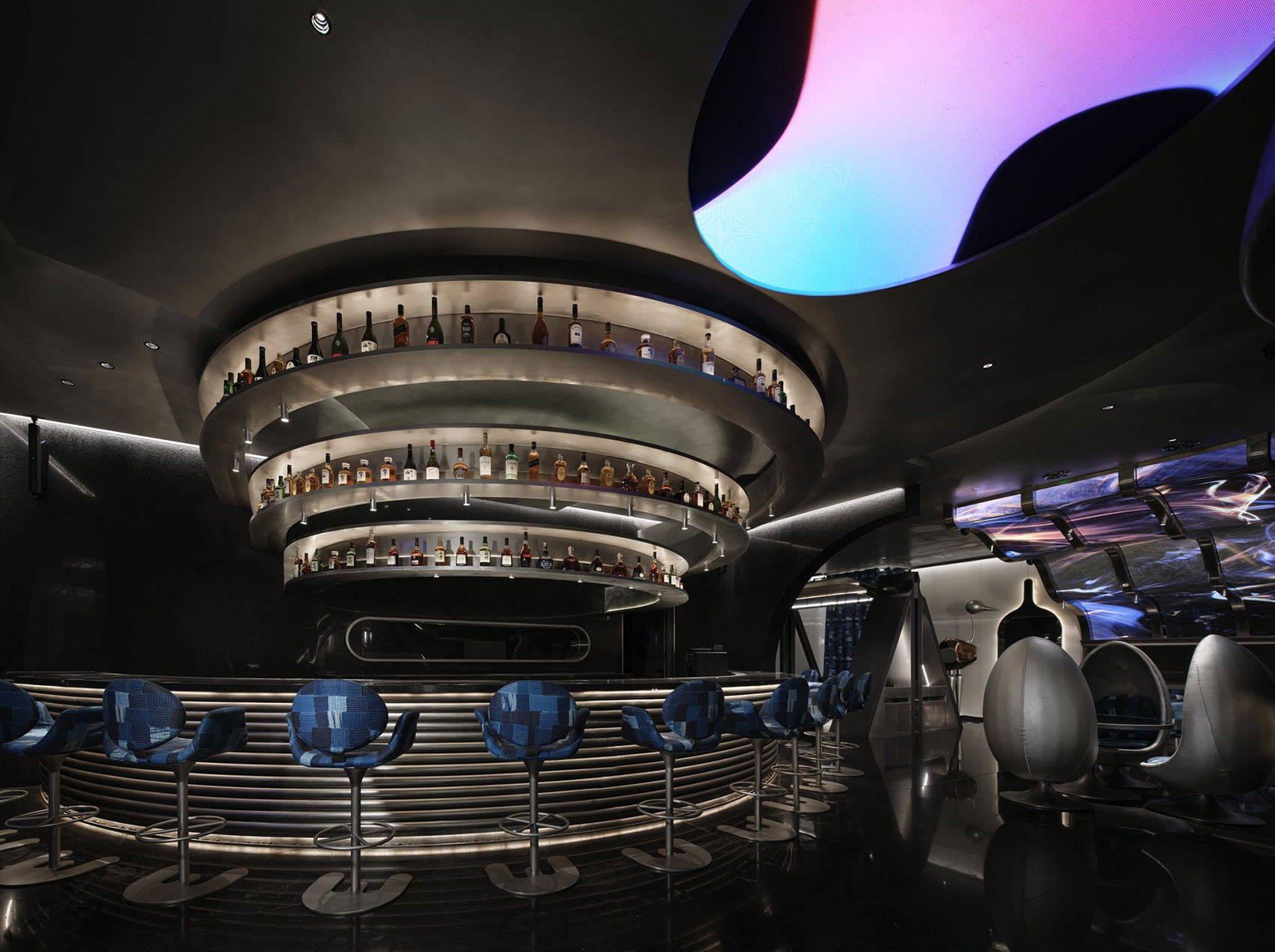 空间平面沿环形的中央吧台分散出左右双动线,整体对称的排布又有所