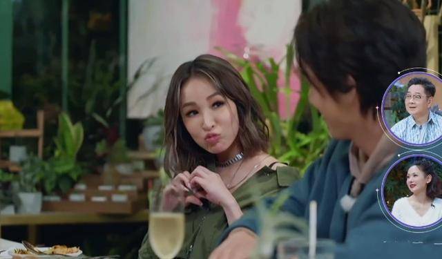 萧亚轩当闺蜜面撩男友,黄皓立马抵抗不住,谁注意他手放的地方?